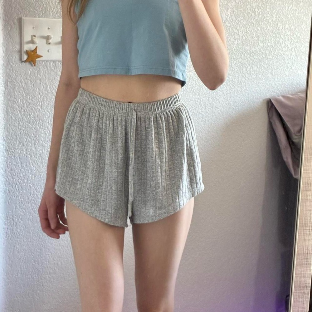 Light heather grey ribbed lounge shorts